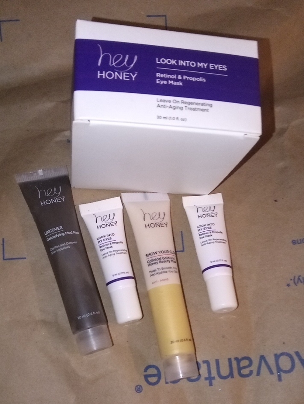 Hey Honey Look Into My Eyes Retinol & Propolis Eye Mask — White & Purple